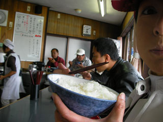 モツ煮定食をほうばる