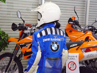 BMWラリースーツ背中