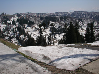 雪解けの山