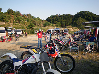 夕方の駐車場