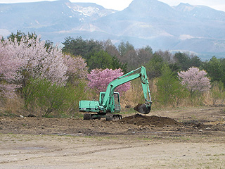 池の埋め立て作業