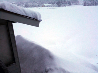 屋根から落ちた雪