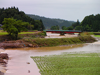 沖布橋と決壊した田んぼ